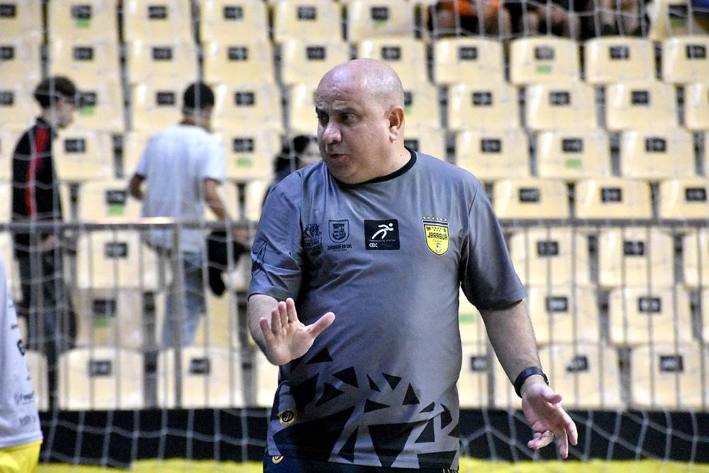 Xande, técnico do Jaraguá Futsal, é levado ao hospital após passar mal em Xanxerê
