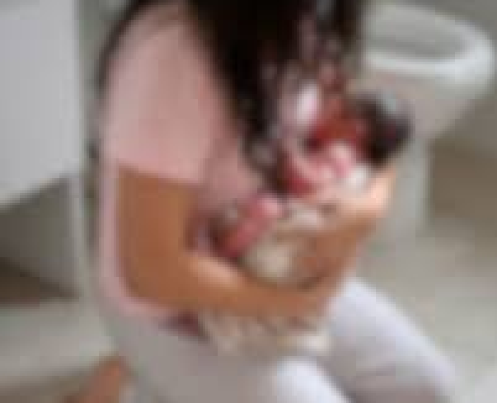 Menina de 11 anos da a luz sozinha em banheiro de SC