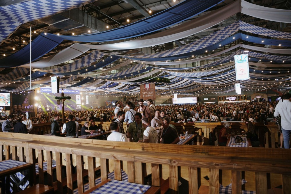Spaten Tisch eleva experiência gastronômica da Oktoberfest Blumenau com sabores alemães e toque brasileiro 