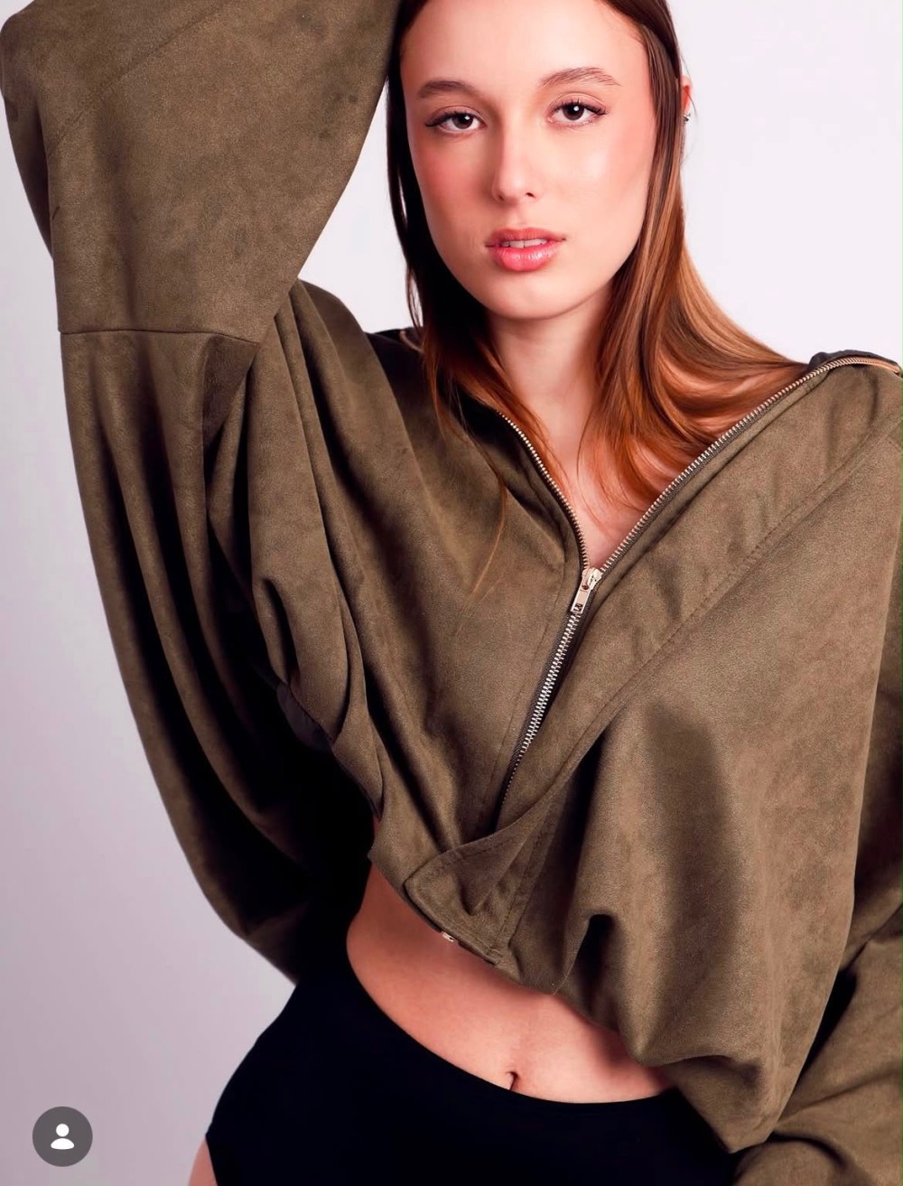 COLUNA DO MOA  - Presença na Stammtisch! A jovem jaraguaense Larissa Leite, revelação do mundo da moda, estará presente na Stammtisch.