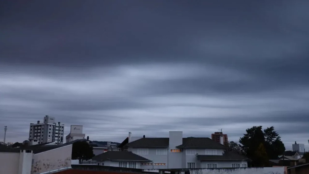Frente fria chega a SC com previsão de temporais e risco de alagamentos