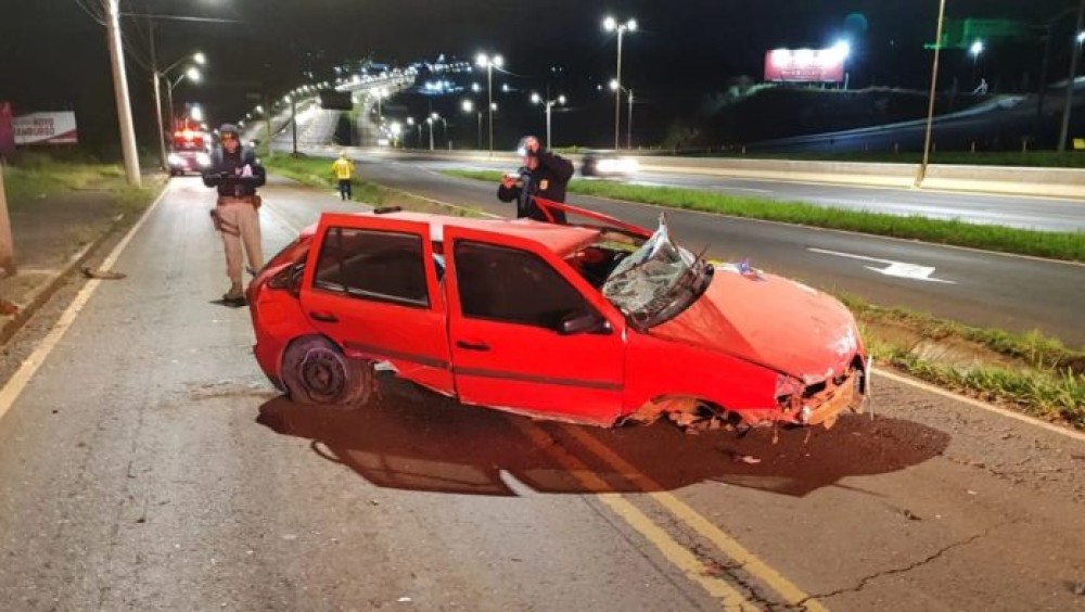 Motorista morre após perder o controle do carro e capotar