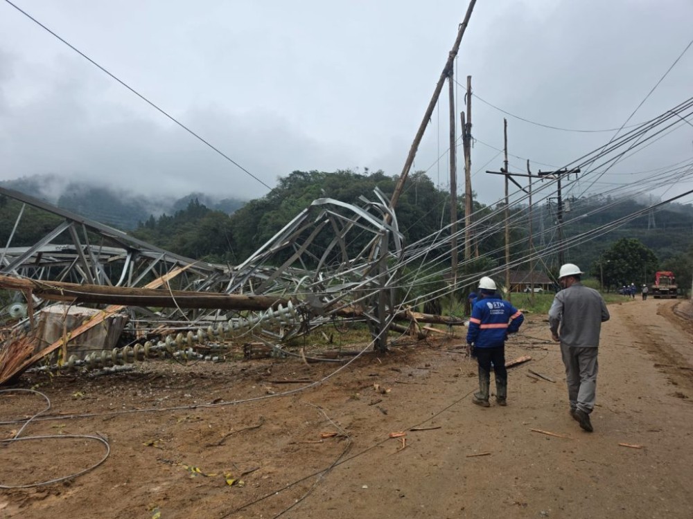 Torre da rede elétrica desaba e deixa moradores sem energia em Jaraguá do Sul