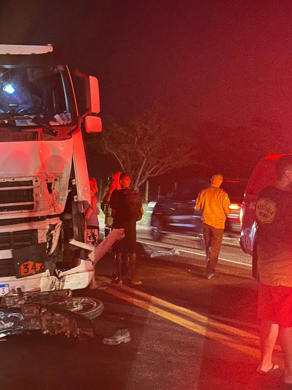 Grave acidente com caminhão na BR-101 deixa motociclista morto