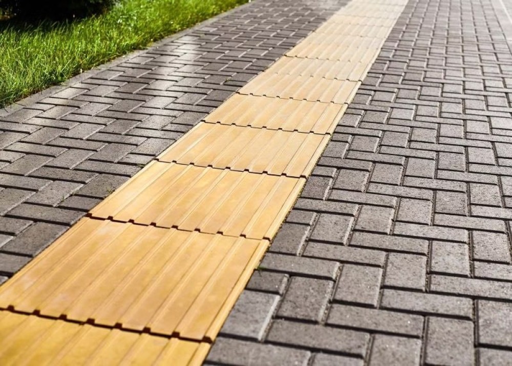 Implantação de piso tátil em parques e praças é assunto no Legislativo jaraguaense