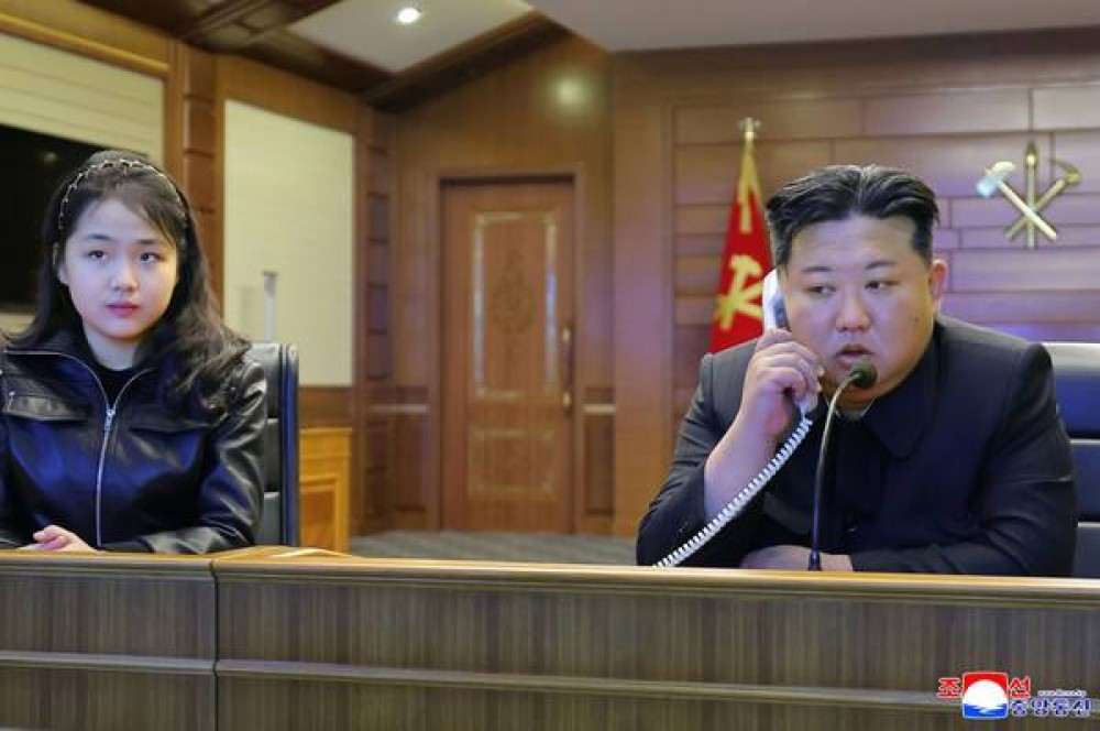  Filha de 13 anos de Kim Jong-un aparece em teste de míssil e pode ser preparada como sucessora