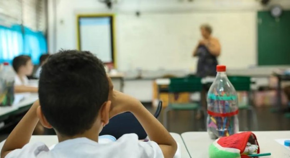 Projeto de lei propõe indenização a professores demitidos no início do ano