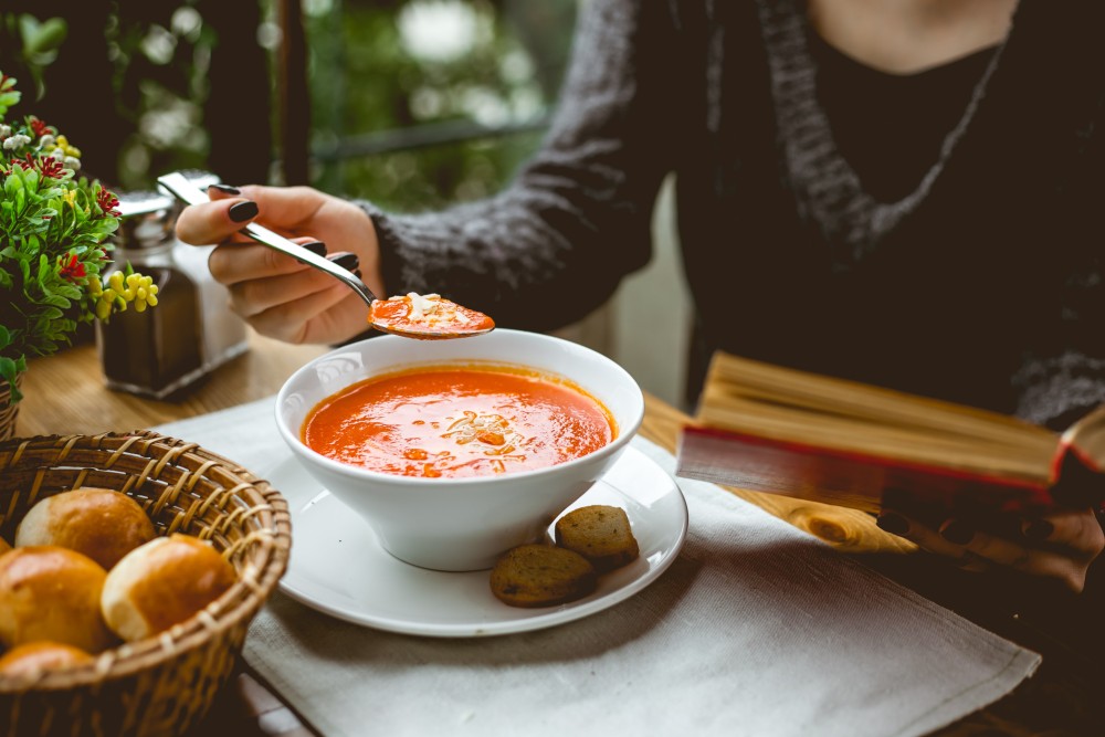 Massa no almoço, sopa no jantar, fondue no fim de semana: inverno muda o prato e pode aumentar excessos