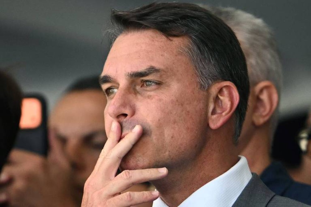 AGORA: É confirmado que Flávio Bolsonaro embarcou para os Estados Unidos nesta terça-feira (27)