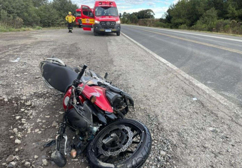 Motociclista morre após colisão com caminhonete