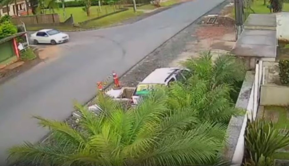 Motociclista fica ferido após colidir contra carro estacionado em SC