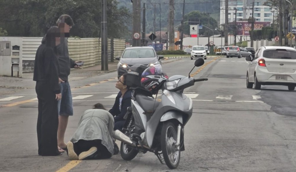 Motociclista fica ferida após atingir animal em rua de Jaraguá do Sul