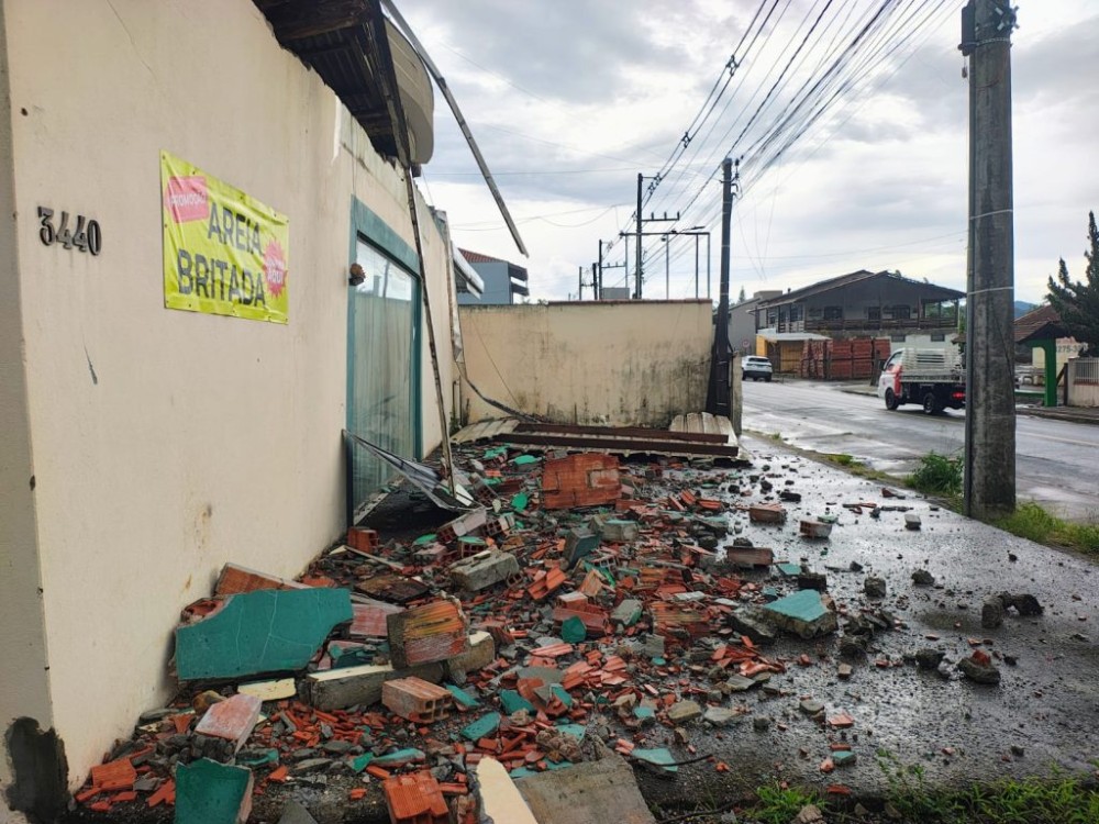 Vento arranca telhado de comércio em Jaraguá do Sul