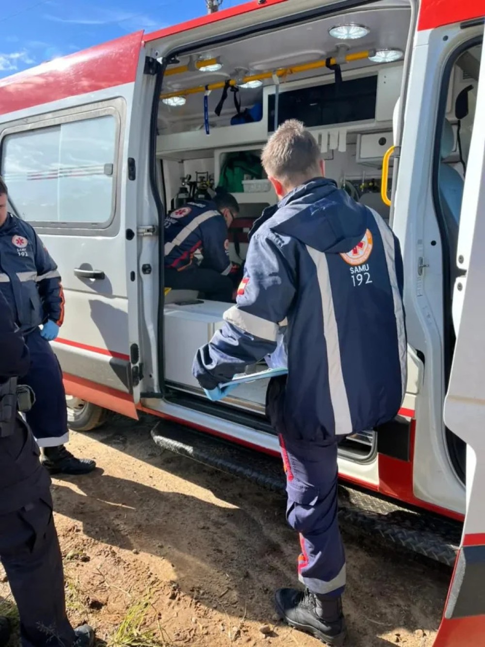 Criança de 2 anos é hospitalizada após cair de ponte