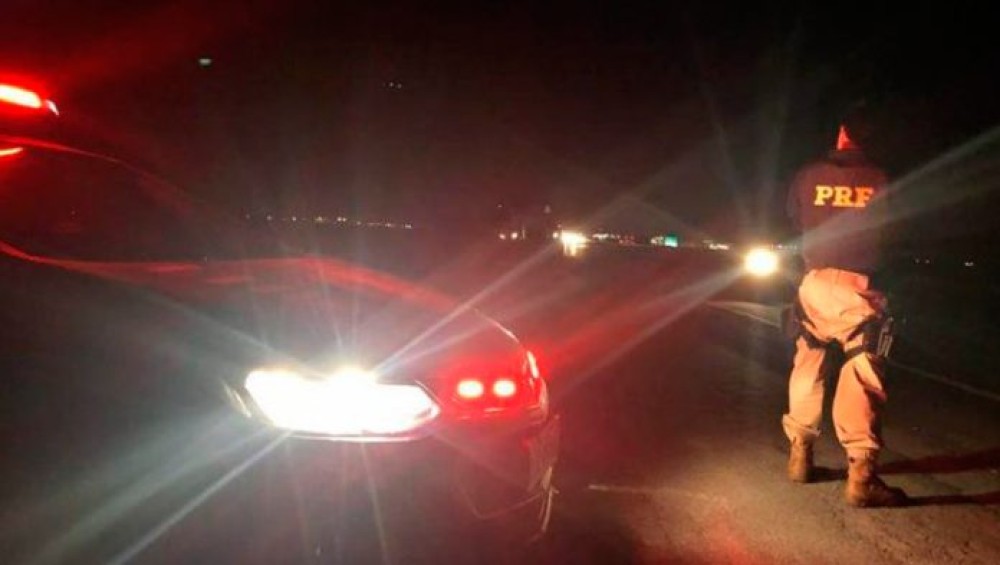 Jovens de 16 e 18 anos morrem após carro sair da pista na BR-101