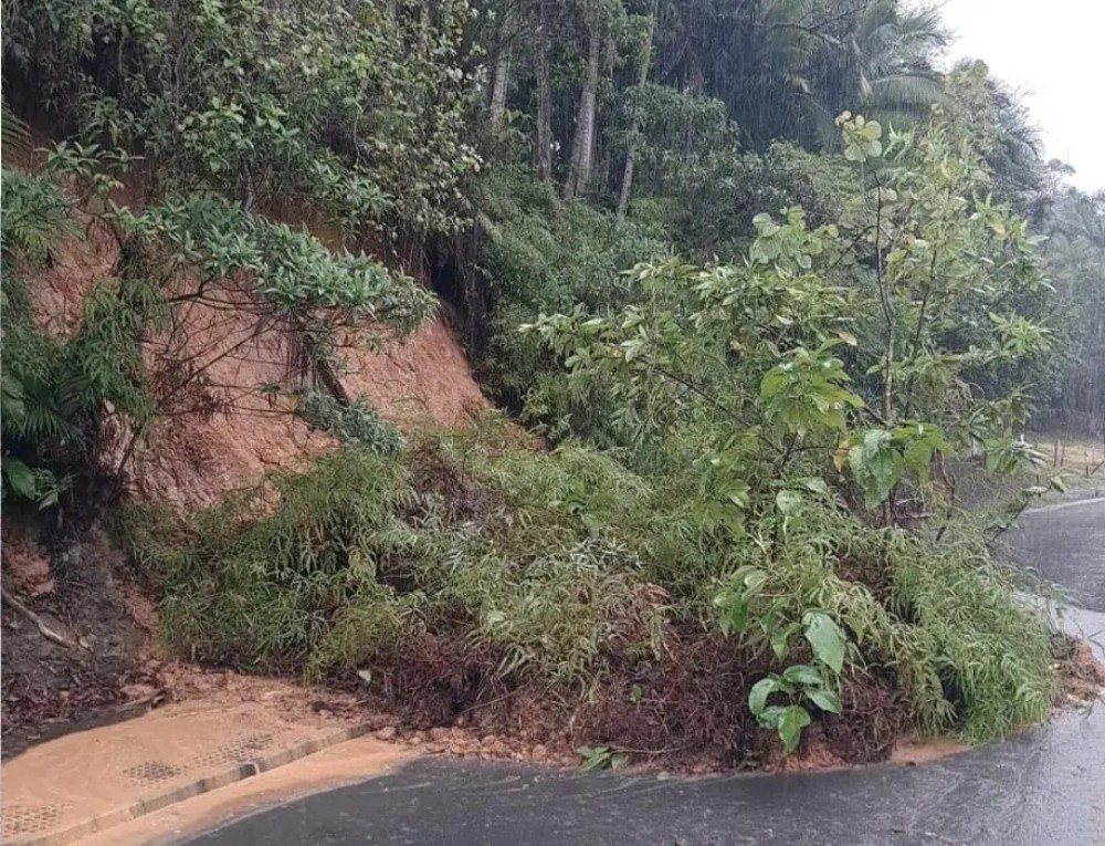 CHUVAS: Transbordamento de um ribeirão e deslizamento são registrados em Jaraguá do Sul