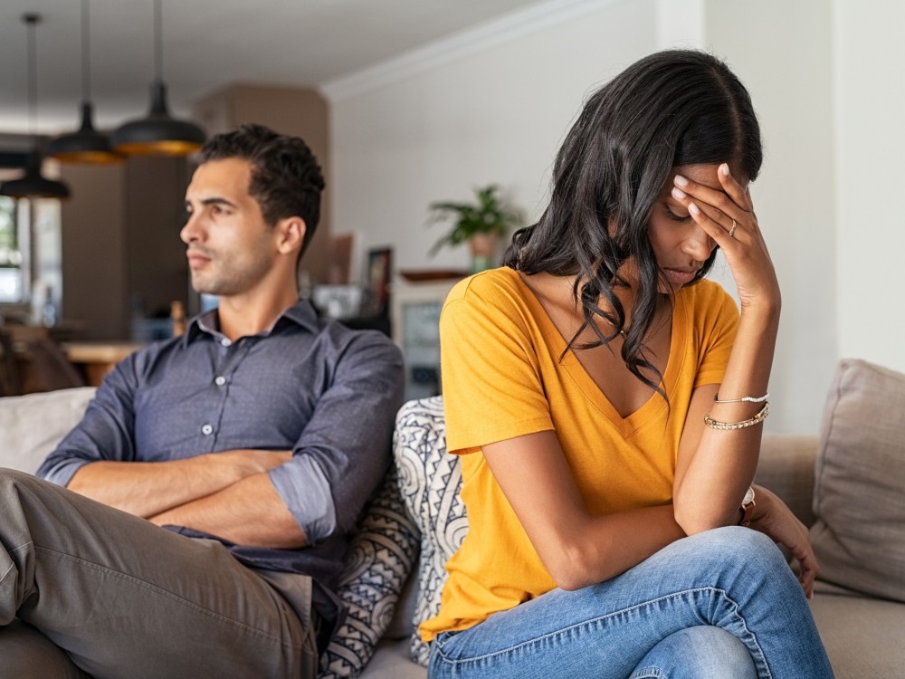 Sair sozinho sem o parceiro: sinal de confiança ou motivo de preocupação? Especialistas explicam quando o hábito é saudável