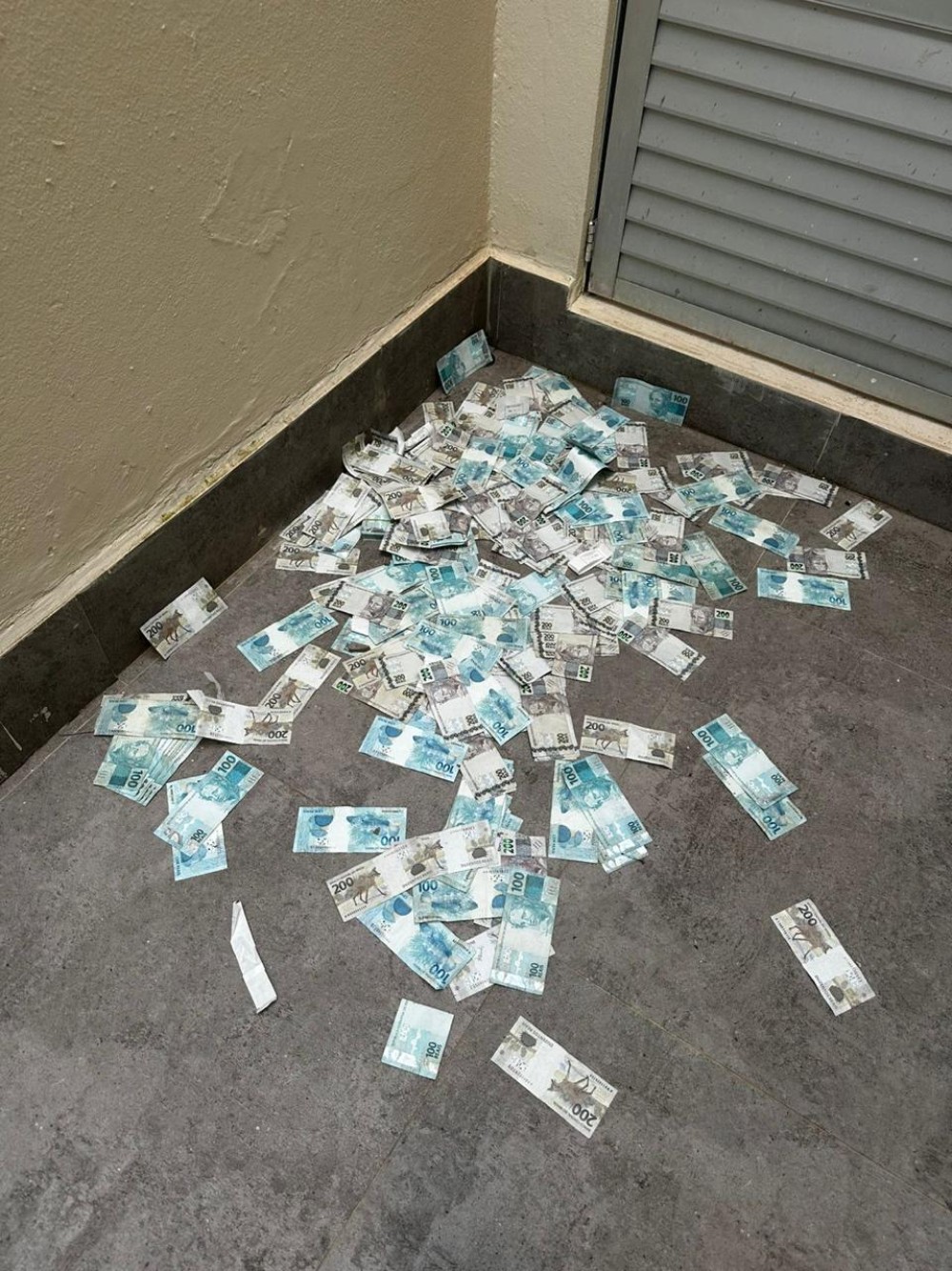 PF revela quanto tinha na mala de dinheiro jogada do 30º andar de edifício em Camboriú