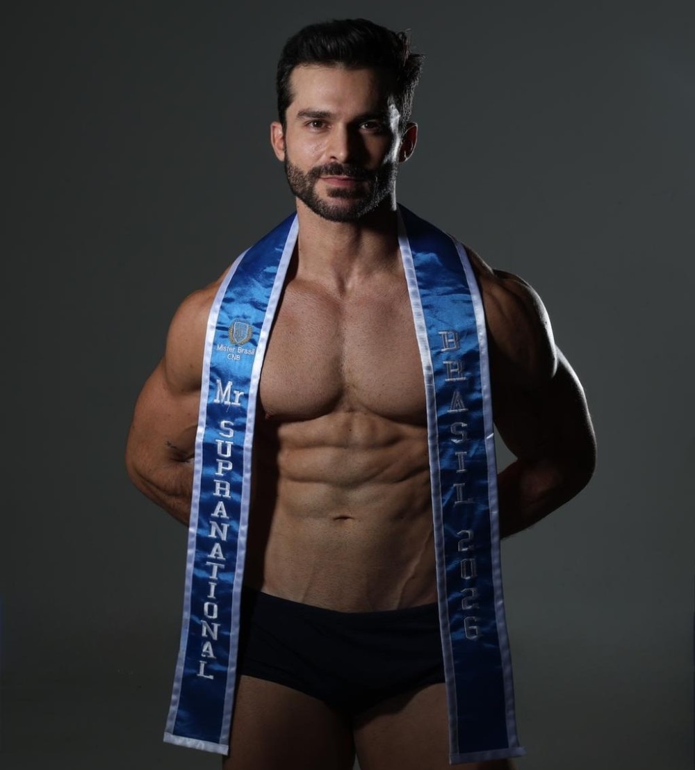 Brasileiro representa o país na final do Mister Supranational 2026 e conquista o TOP 10 na competição mundial