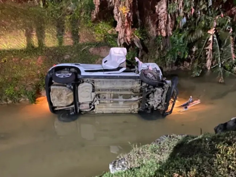 Carro com três crianças cai em córrego e motorista foge do local no Vale do Itajaí
