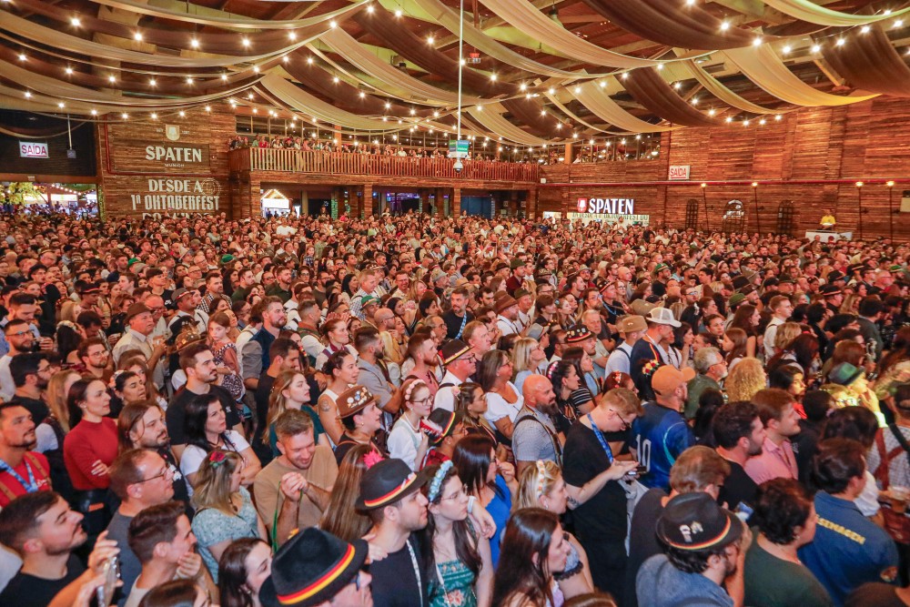 Planejamento financeiro ajuda a aproveitar a Oktoberfest sem extrapolar o orçamento
