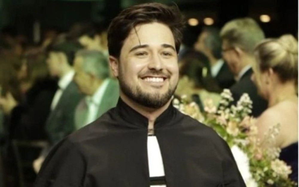 Jovem médico morre após colidir moto contra poste 