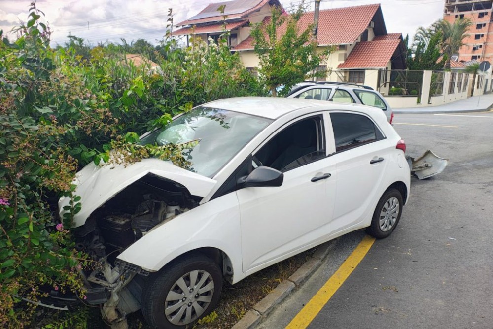 Colisão entre carros é registrada no bairro Ilha da Figueira, em Jaraguá do Sul