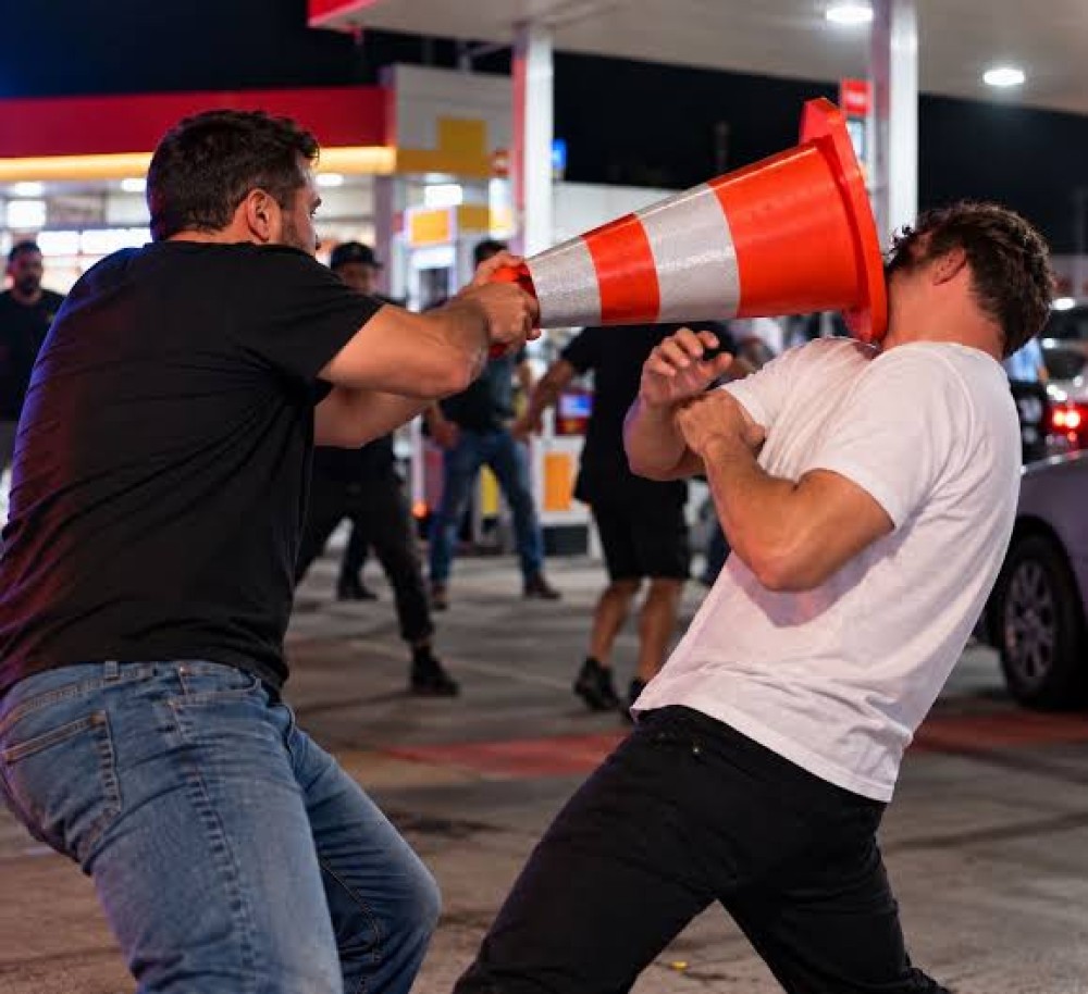 Homem fica banguelo após levar golpe de cone em briga em posto de Jaraguá do Sul