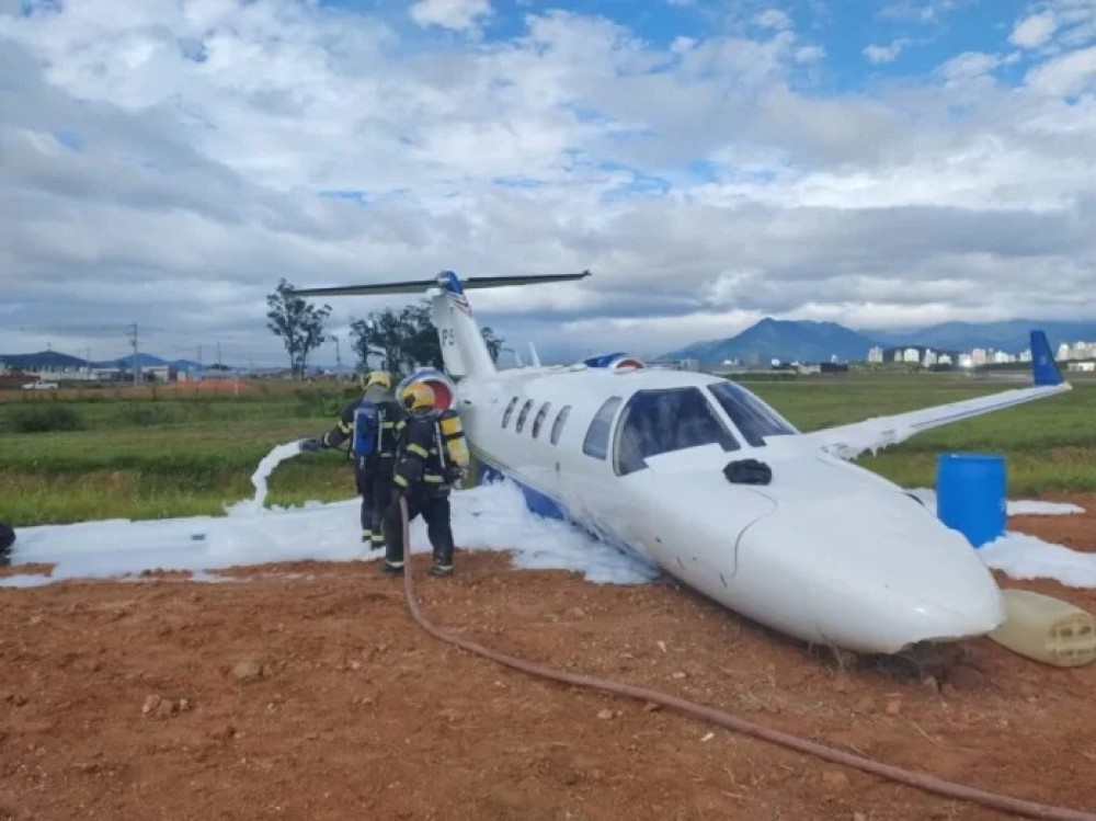 Avião a jato sai de pista em aeroporto de SC