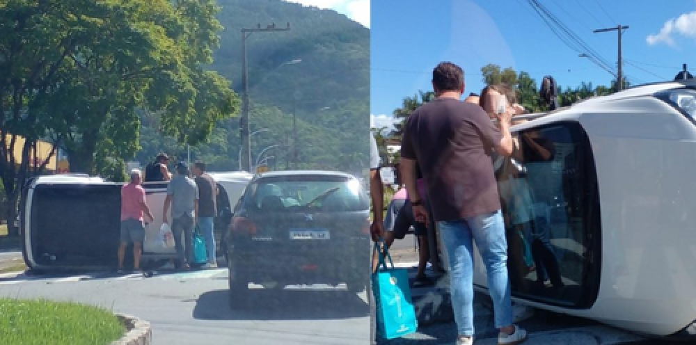 Carro capota após colisão em Jaraguá do Sul