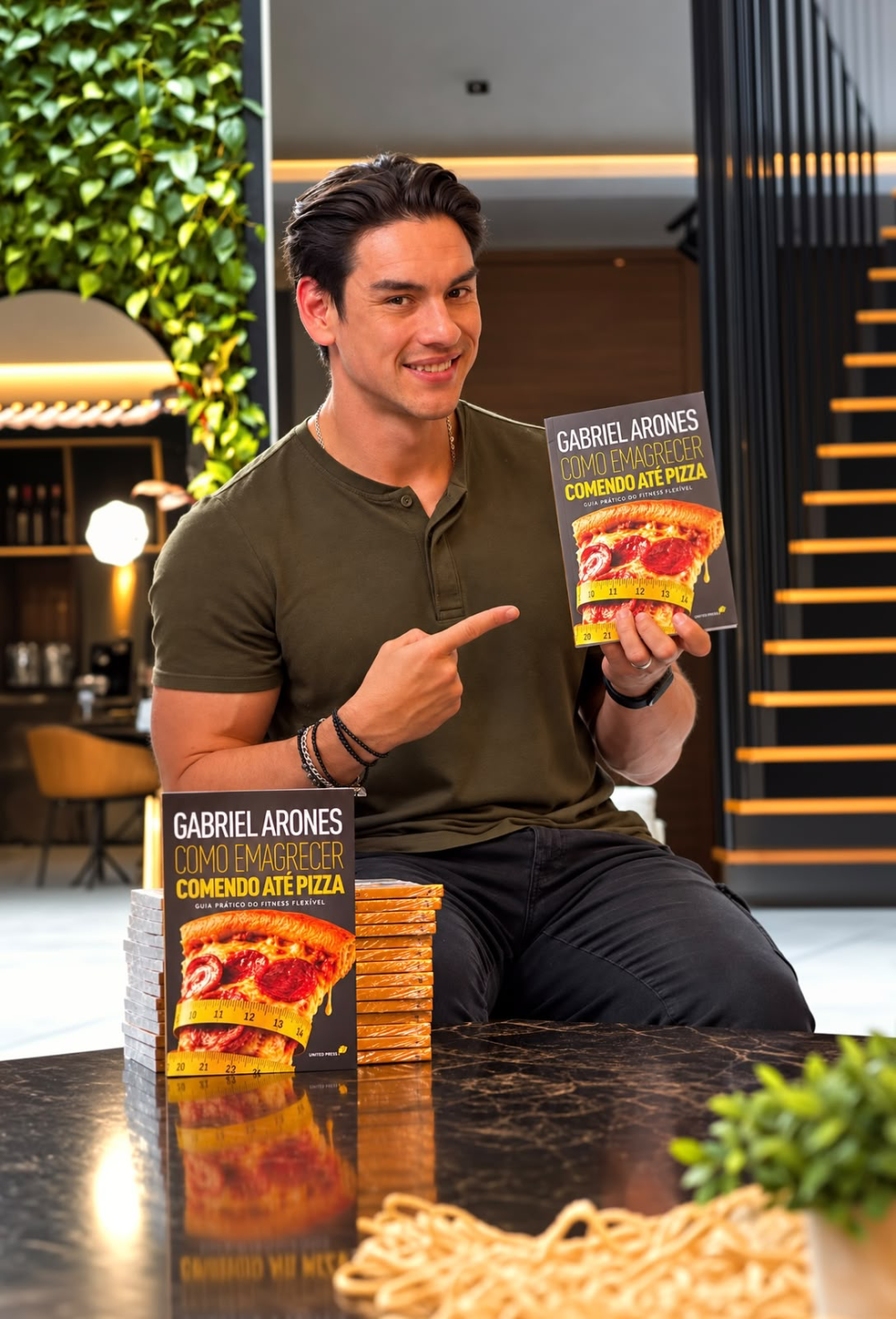 Guaramirense ensina como emagrecer comendo pizza em seu primeiro livro