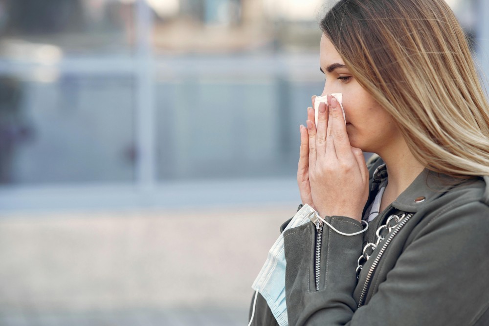Inverno traz alerta para doenças respiratórias: entenda como diferenciar rinite, resfriado e sinusite