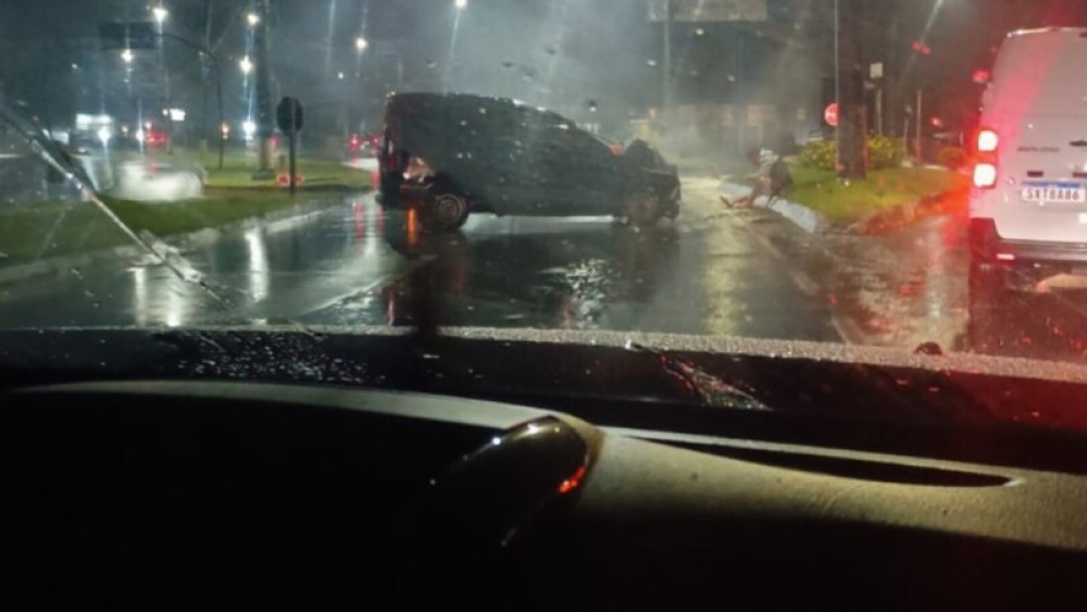 Motorista fica ferido após carro atingir poste em Jaraguá do Sul