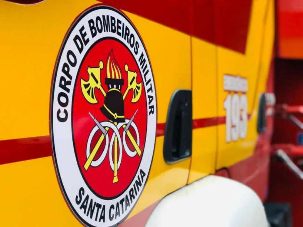 Trabalhador fica ferido após cair de 6 metros de telhado durante obra em SC