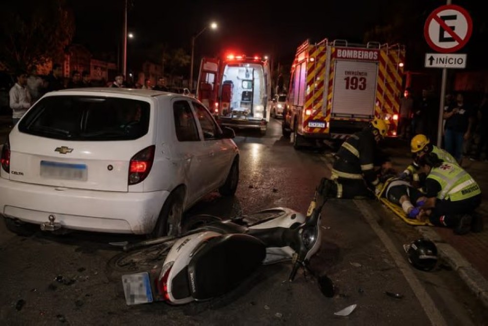 Pedestre sofre fratura exposta após ser atingido por moto