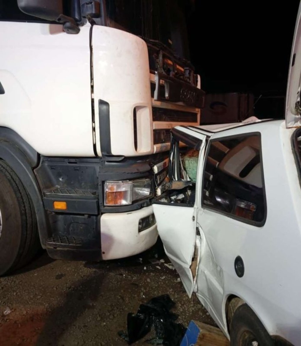 Colisão entre carro e carreta deixa motorista gravemente ferido na BR-153