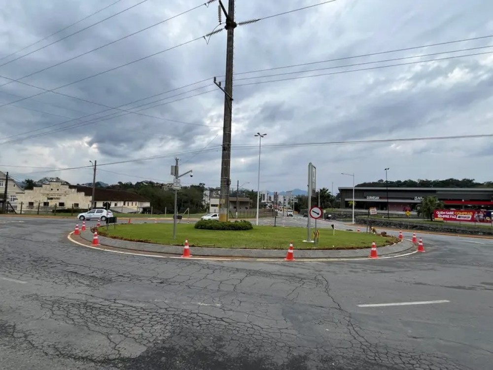 Prefeitura reforça segurança na rotatória do Komprão
