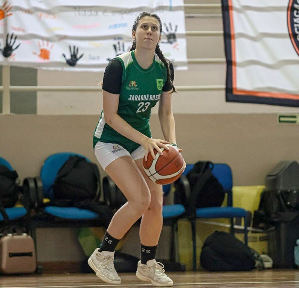 Atleta do basquete jaraguaense acerta com o gigante