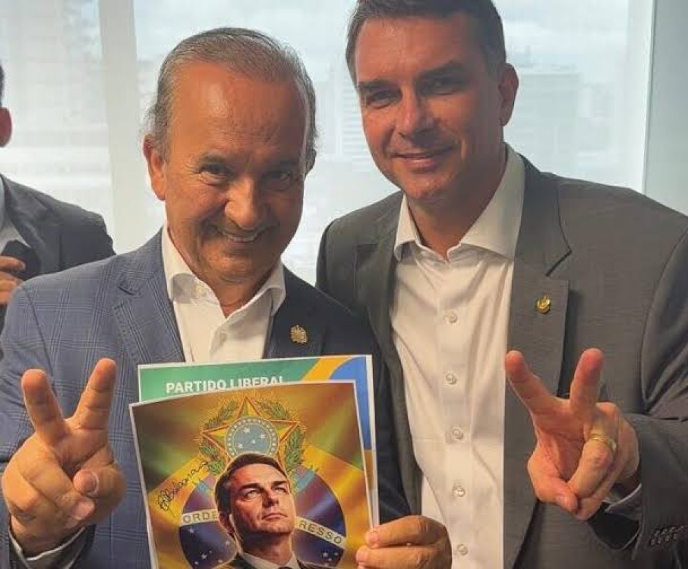 Flávio Bolsonaro convida Jorginho para acompanhá-lo no debate da Globo