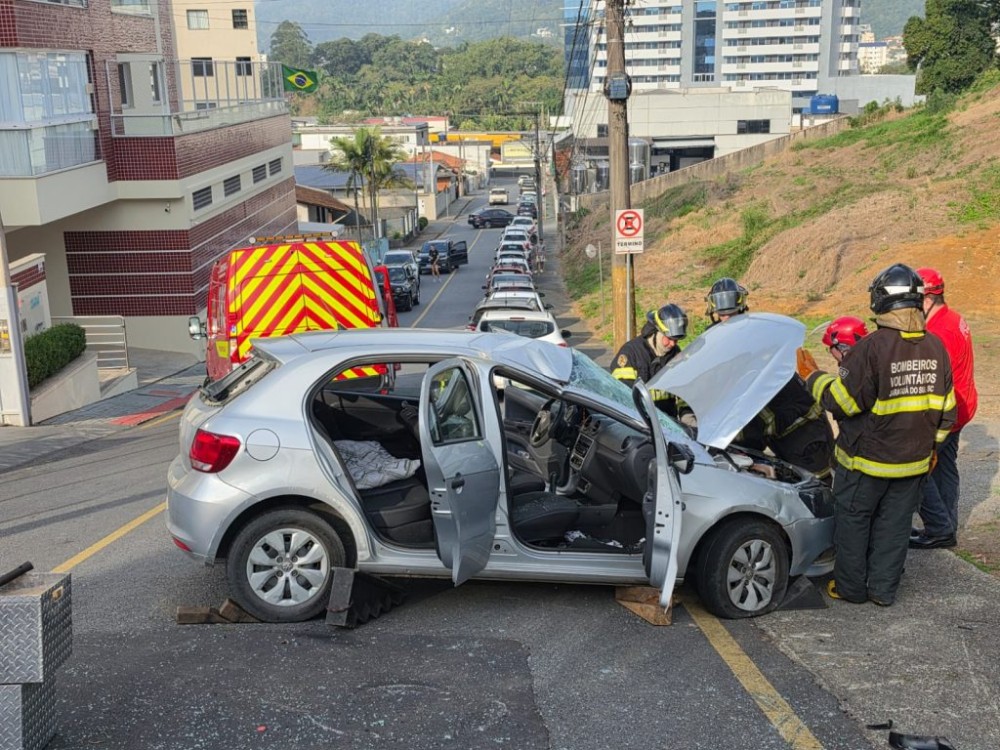 Mulher passa mal, perde o controle do carro e capota em Jaraguá do Sul