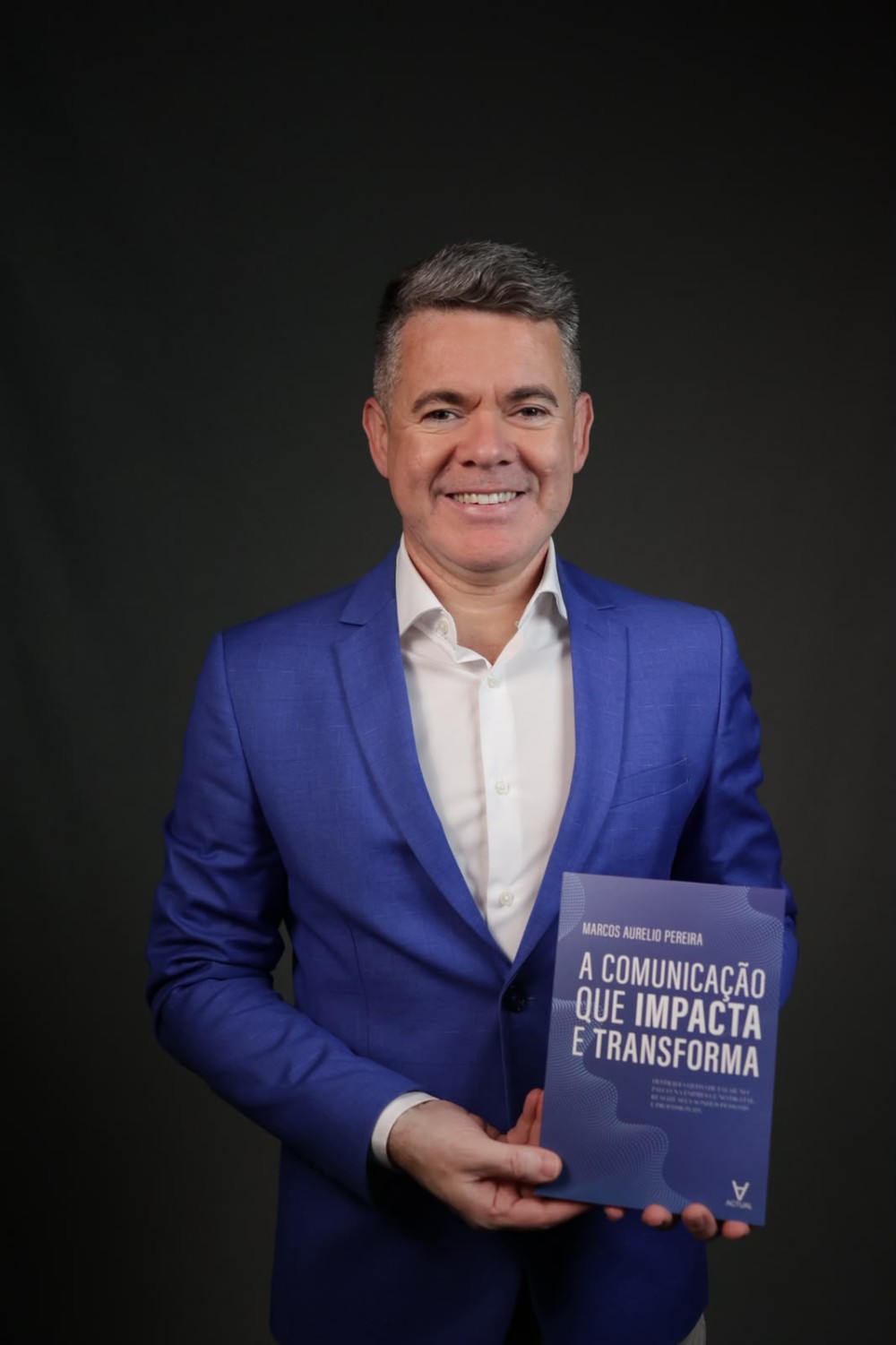 Medo de falar em público trava milhões de brasileiros; jornalista lança livro com técnicas para vencer esse desafio