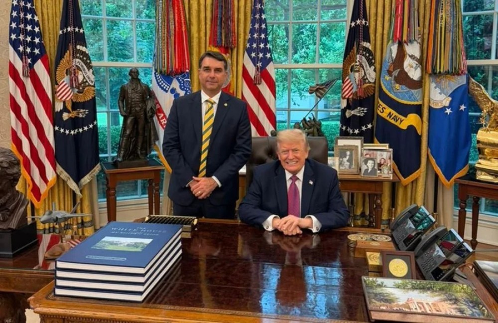 URGENTE  - Flávio Bolsonaro com Donald Trump na Casa Branca em encontro reservado