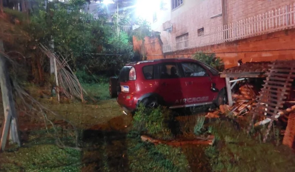 Jovem recém-habilitado cai com carro em ribanceira de 35 metros