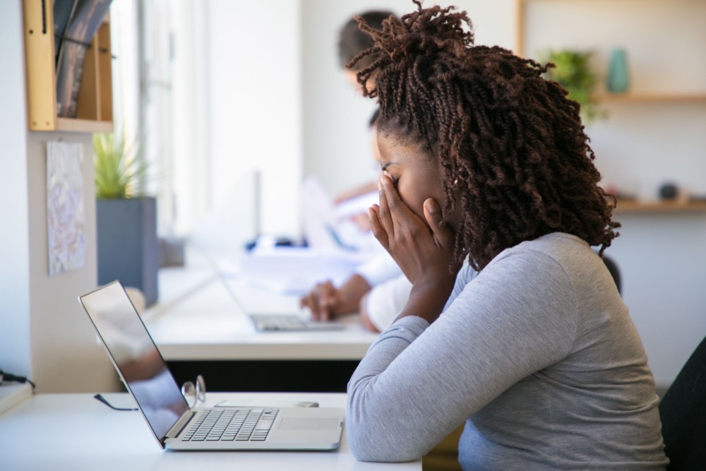 Burnout tem gênero? Mulheres representam 71,6% das notificações no Brasil