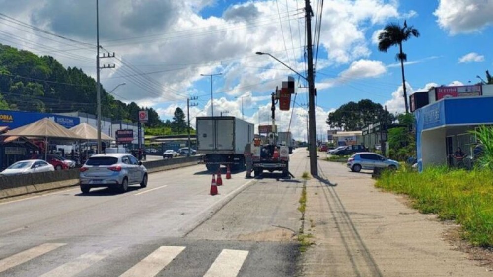 Choque elétrico deixa trabalhador em estado grave na BR-280, em Guaramirim