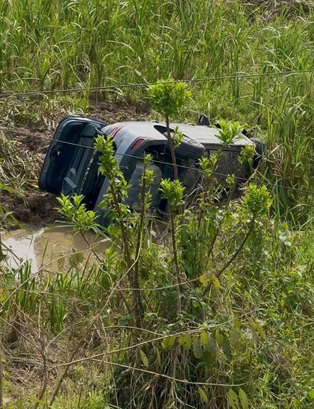 Carro cai em ribanceira após colisão e motorista fica ferido na SC-108