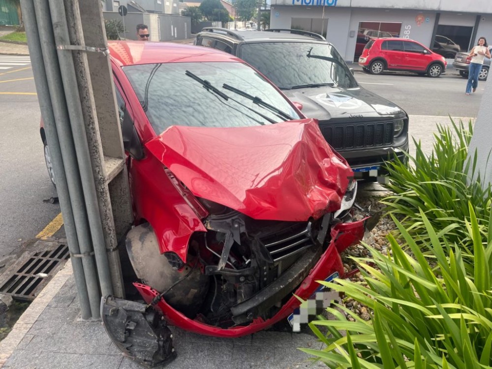 Carro é arremessado contra poste após batida entre veículos em Jaraguá do Sul