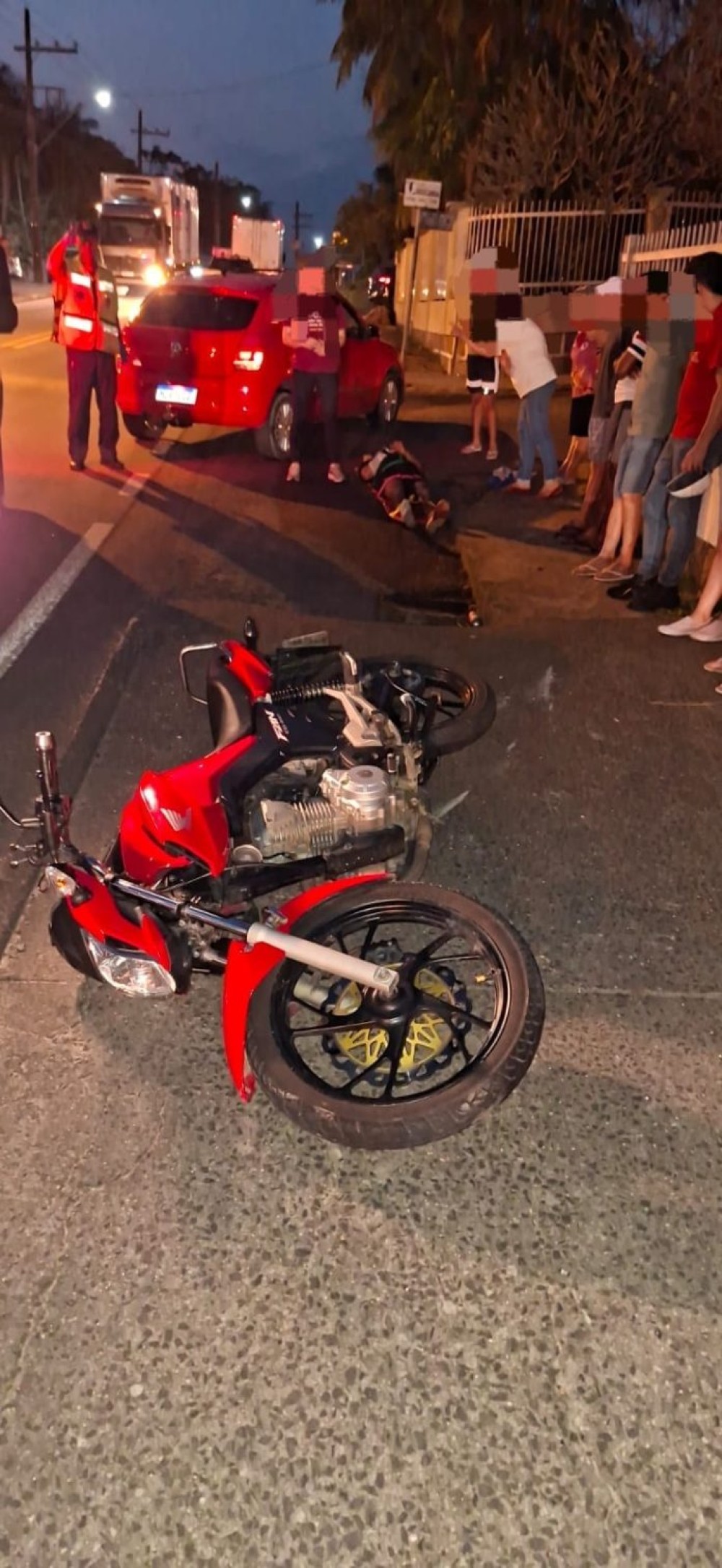 Colisão entre carro e moto deixa dois feridos na SC-108