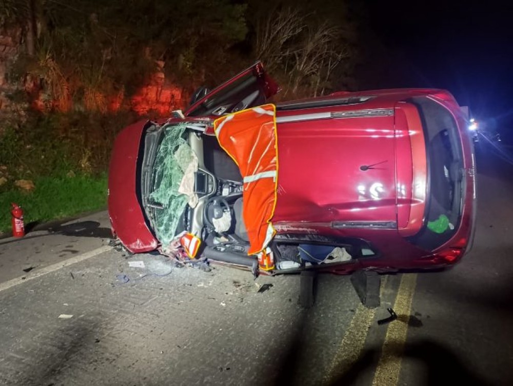 Grave acidente deixa cinco feridos e motorista preso às ferragens na BR-282