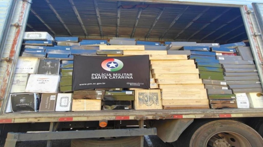 Nervosismo do motorista entrega 9 mil garrafas de vinho sem nota em SC